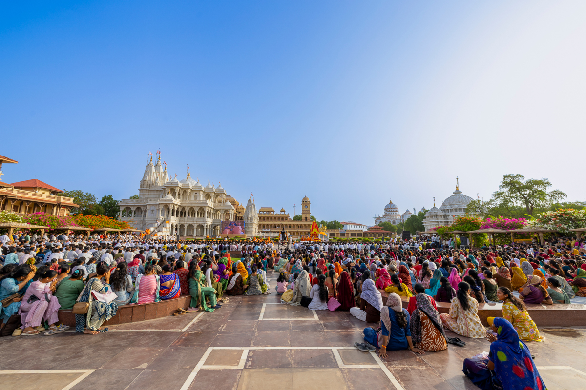 Devotees during the assembly