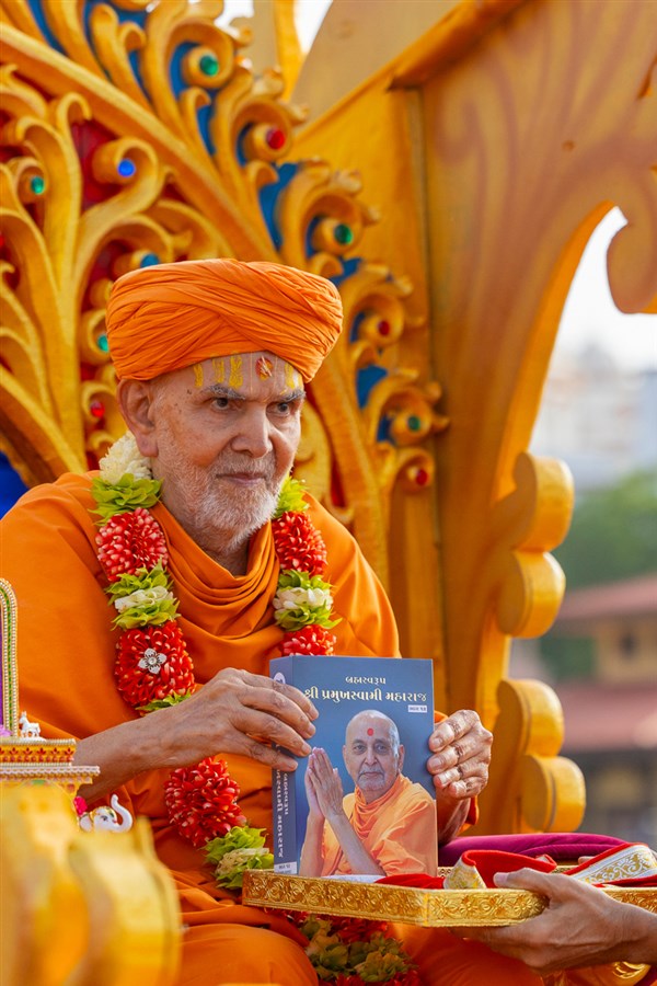 Swamishri inaugurates a print publication<a href='https://www.baps.org/Publications/Books/Brahmaswarup-Shri-Pramukh-Swami-Maharaj-(Part-12)-1617.aspx' target='new' style='text-decoration:underline; color:blue;' > 'Brahmaswarup Pramukh Swami Maharaj Jivan Chritra Part 12'</a>