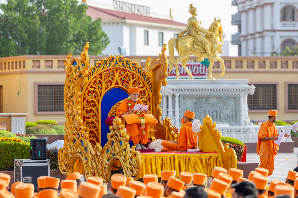 Swamishri blesses the assembly