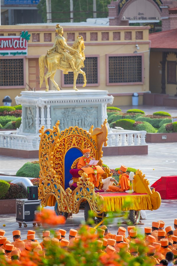 Swamishri blesses the assembly