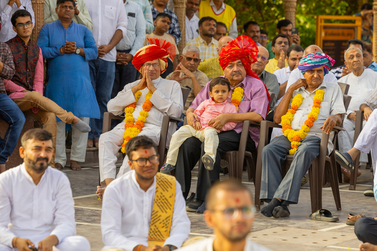 Devotees during the assembly