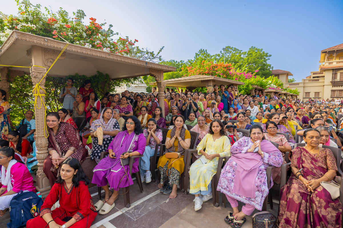 Devotees during the assembly