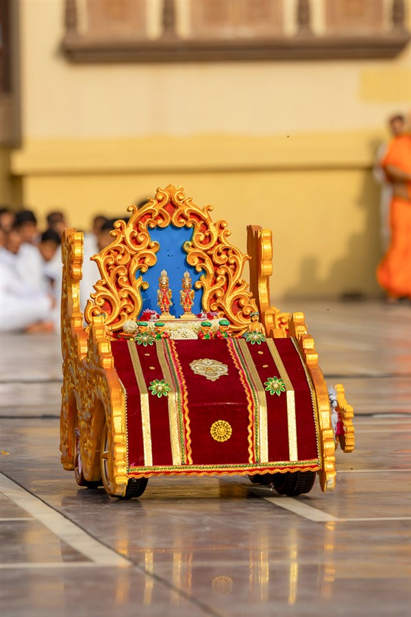 Shri Akshar-Purushottam Maharaj on a rath (chariot)
