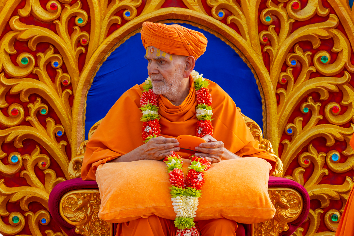 Swamishri operates the rath with a remote control