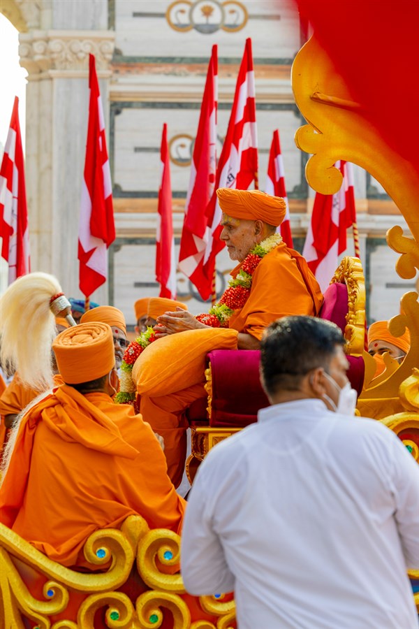 Swamishri on his way for Thakorjis' darshan
