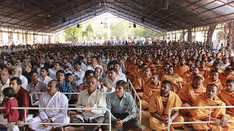 Sadhus and devotees doing darshan of Swamishri